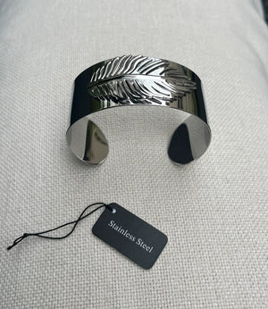 Bracelet manchette en acier inoxydable  diamètre 6 cm ajustable excellent état.