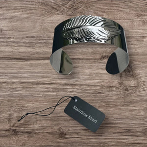 Bracelet manchette en acier inoxydable  diamètre 6 cm ajustable excellent état.
