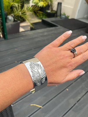 Bracelet manchette en acier inoxydable  diamètre 6 cm ajustable excellent état.