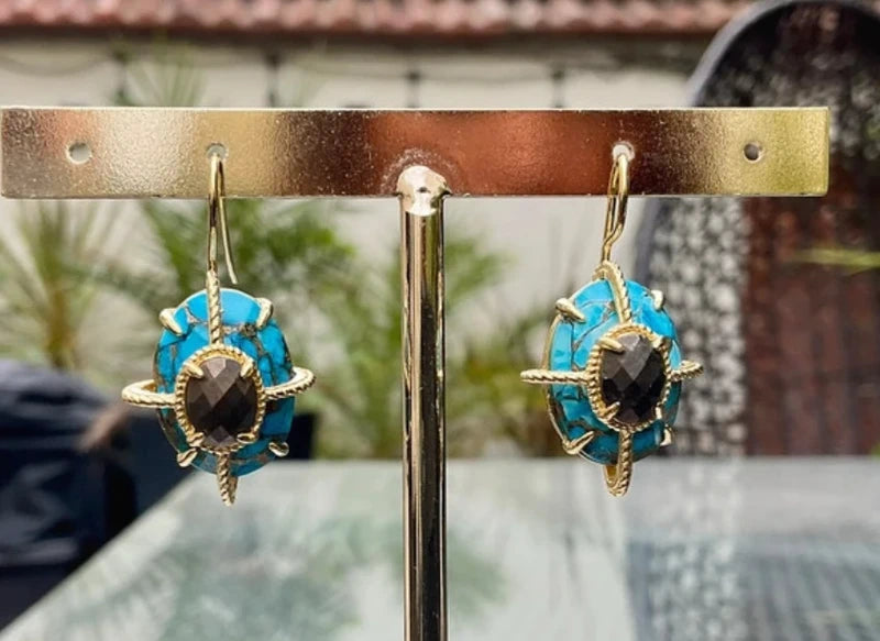 Boucles d’oreilles en acier inoxydable et pierres, naturelles, excellent état. Long 3,5cm .