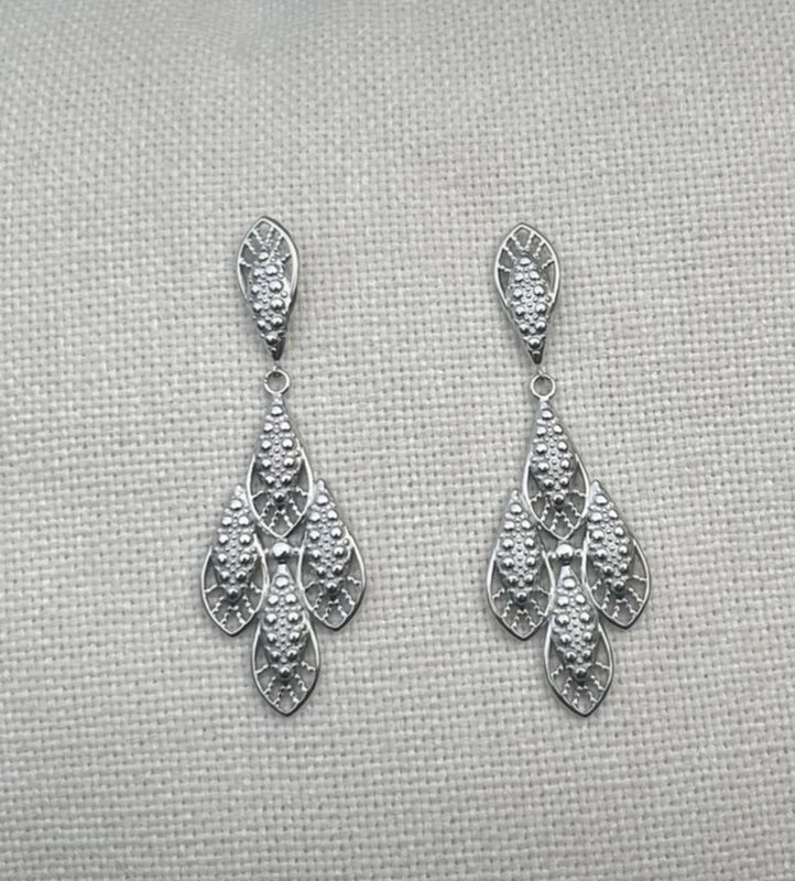 Boucles d oreilles en acier inoxydable ciselé long 7 cm très bon état