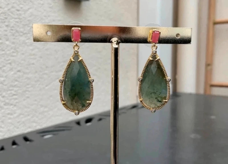 Boucles en acier inoxydable et pierres naturelles long 3,8cm excellent état